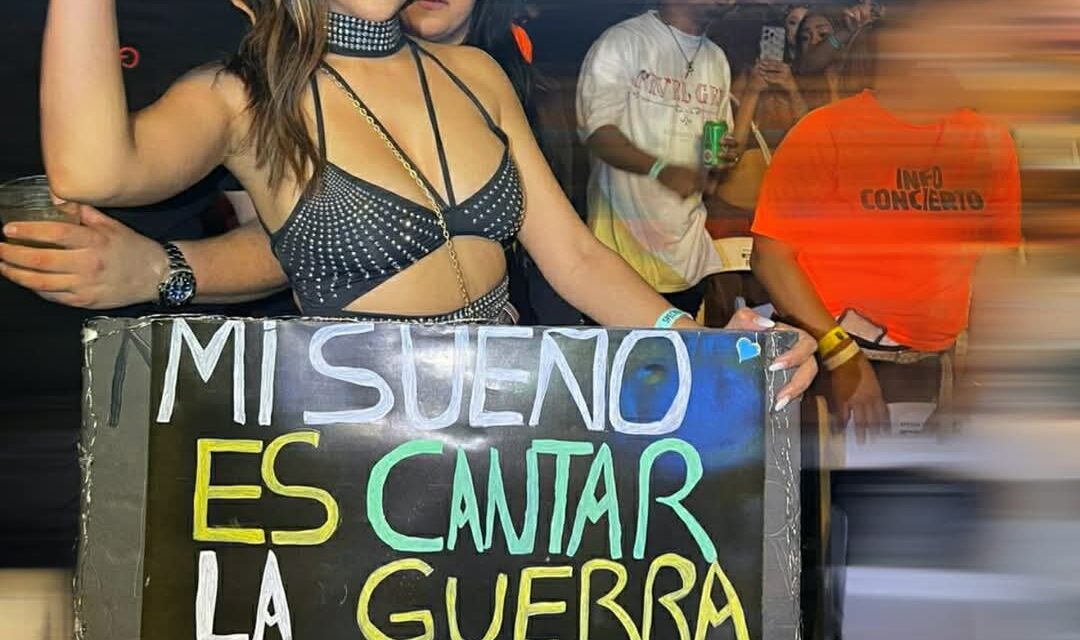 Mujer que besó a Romeo Santos en el primer concierto de Aventura en RD afirma que le costó su casamiento de 10 primaveras