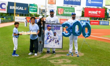 ElLicey honra a César Valdez por sus 300 ponches
