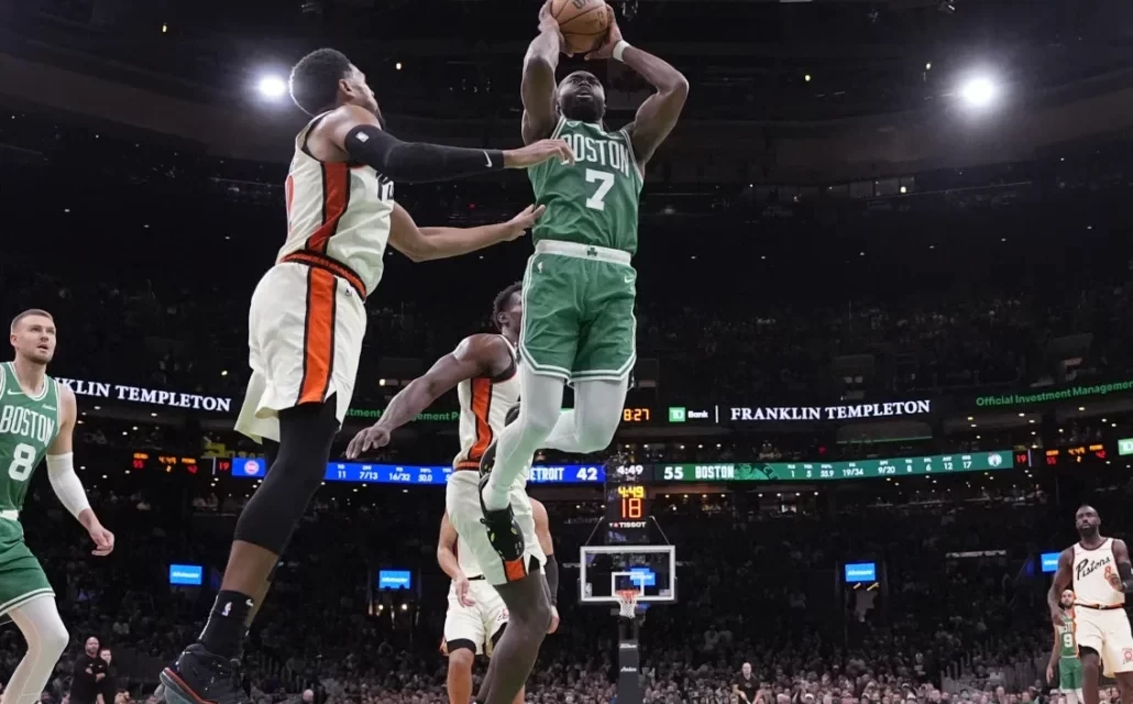 NBA multa a Jaylen Brown por mueca inapropiado durante maniobra contra Detroit