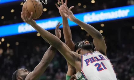 Joel Embiid lidera la triunfo navideña de los 76ers sobre los Celtics con 118-114