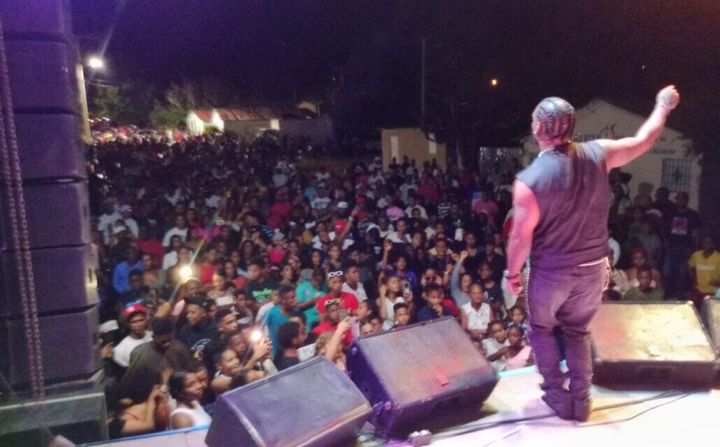 Ceky Viciny hace oscilar a Jinova en San Juan con show