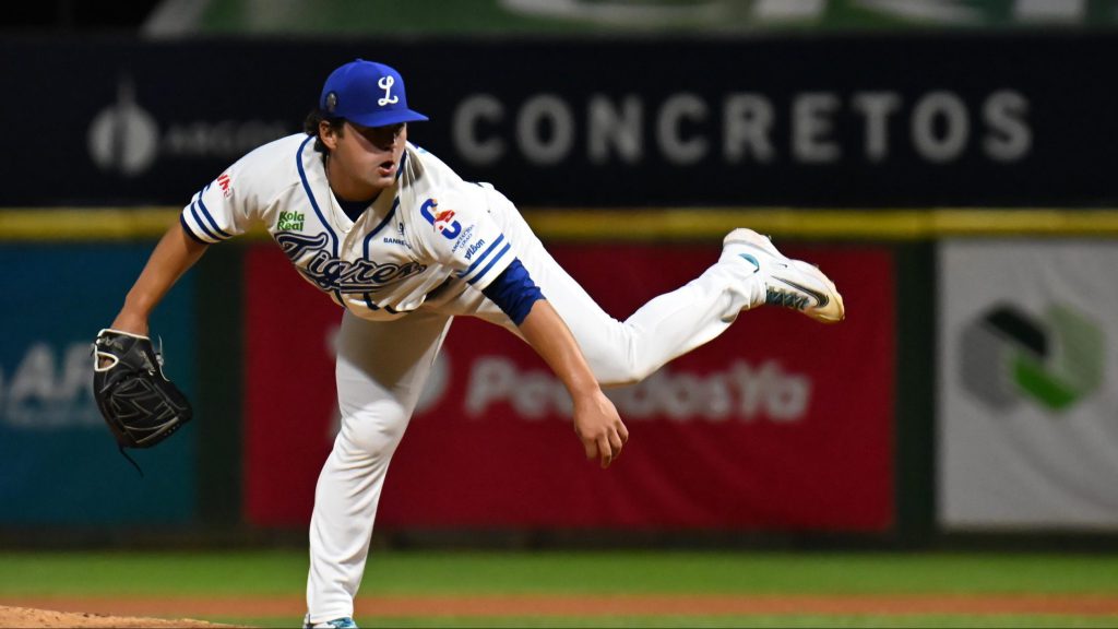 Licey blanquea a Toros guiado por NicoTellache
