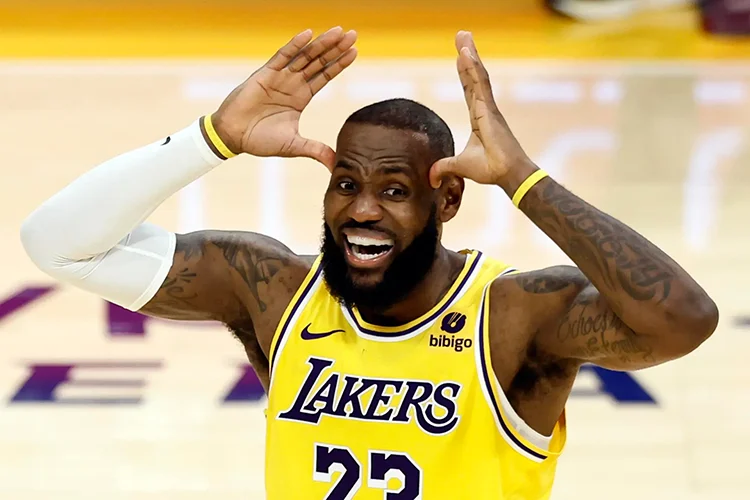 LeBron James celebra sus 40 abriles como «El Rey de la NBA»