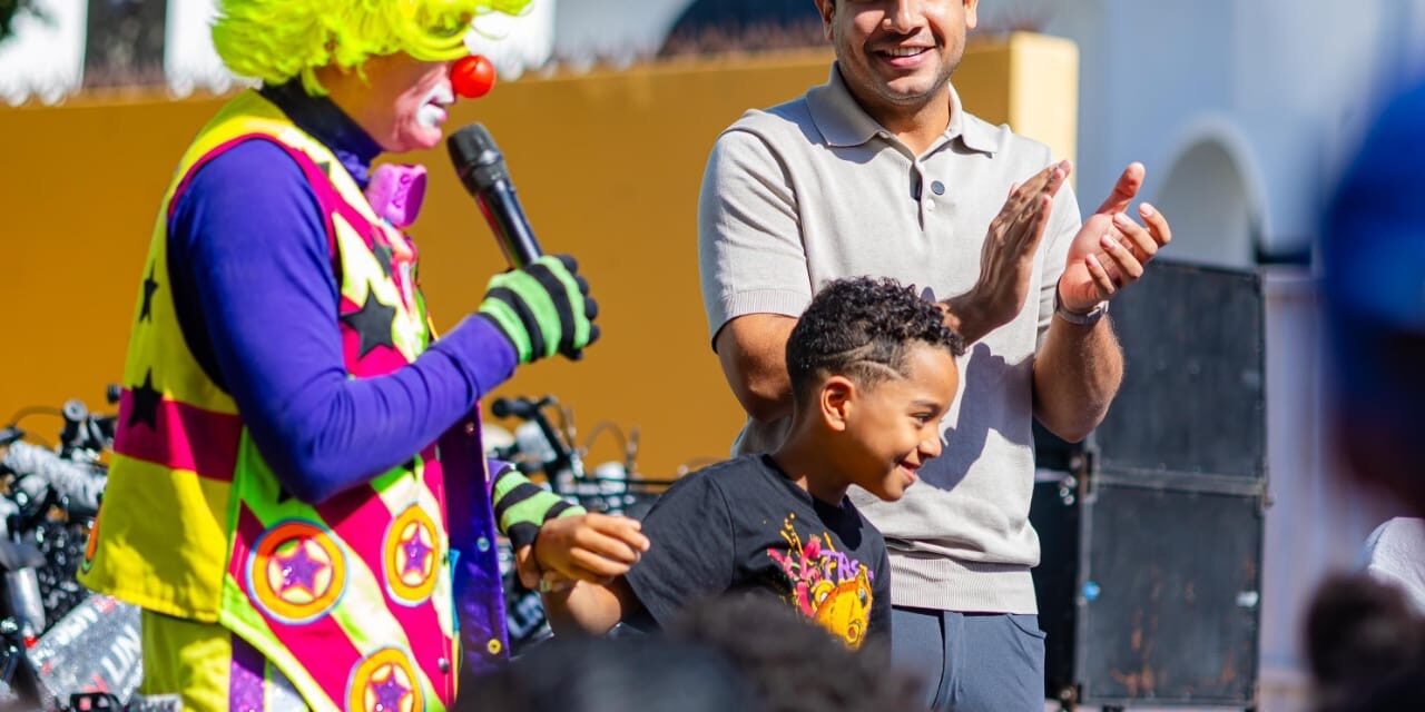 Omar Fernández lleva alegría y juguetes a los niños en el día de Reyes