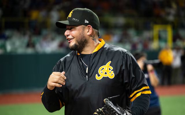 Tensión entre Yadier Molina y Marcell Ozuna tras pelotazo de Pedro Strop a José Sirí
