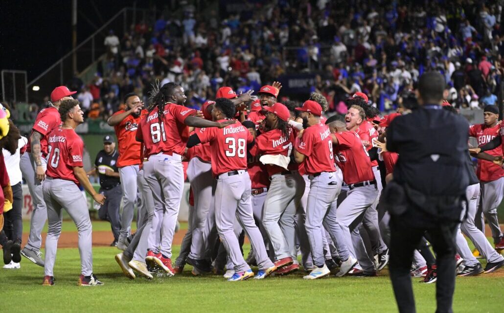 Leones del Escogido vence al Licey y consiguen campeonato 17