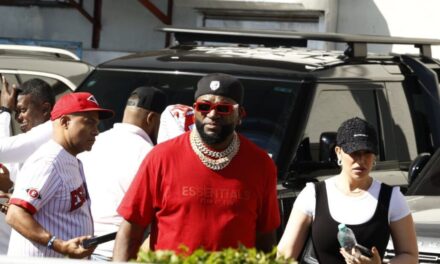 David Ortiz celebra con el campeonato del Escogido en su caravana triunfal