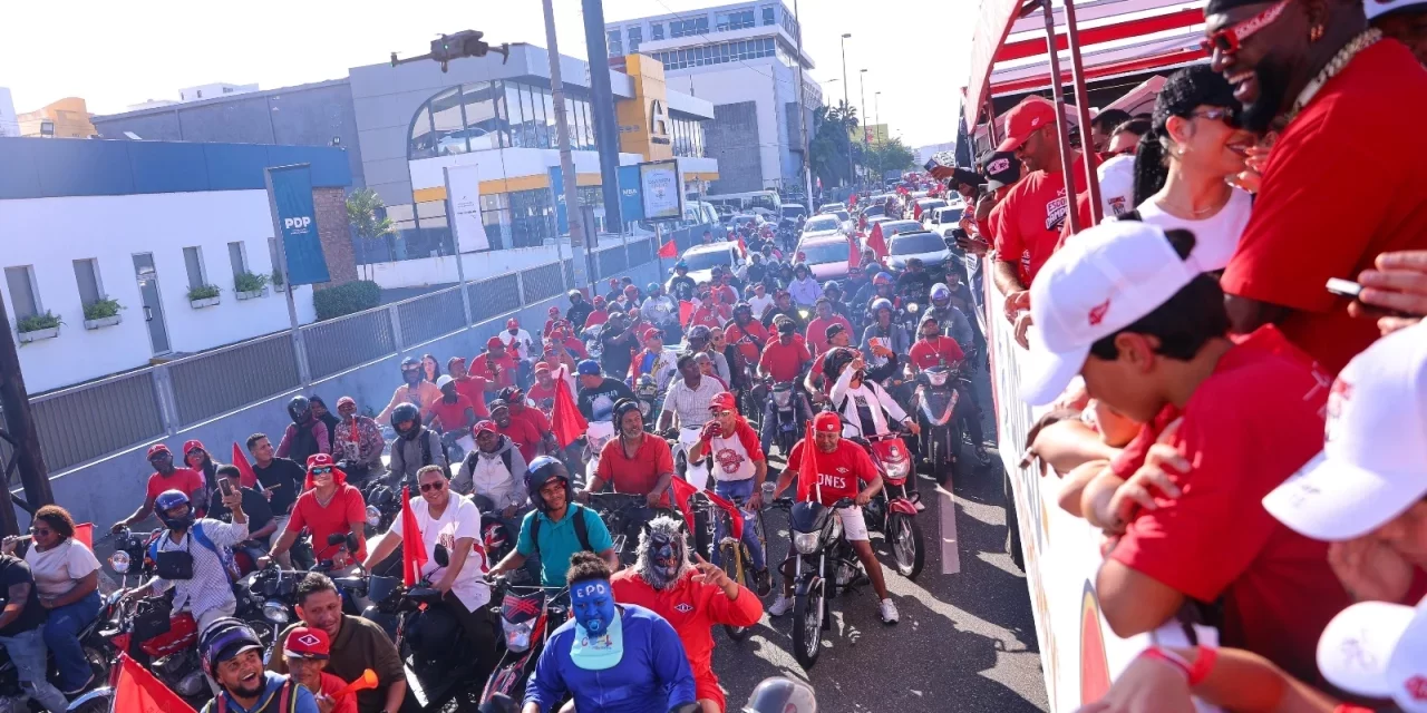 Leones realizan desfile con corona 17 en el Distrito Nacional