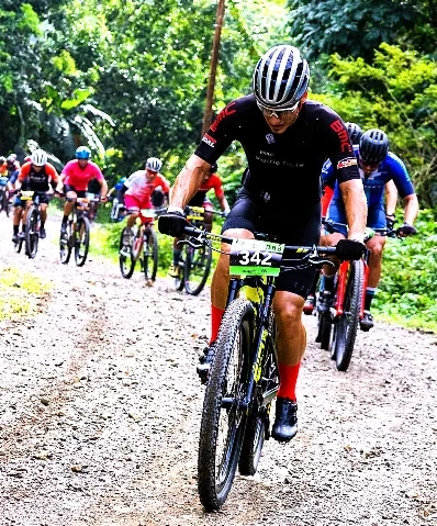 Juan Carlos Del Rosario y Gabriella Tejada triunfan en ciclismo