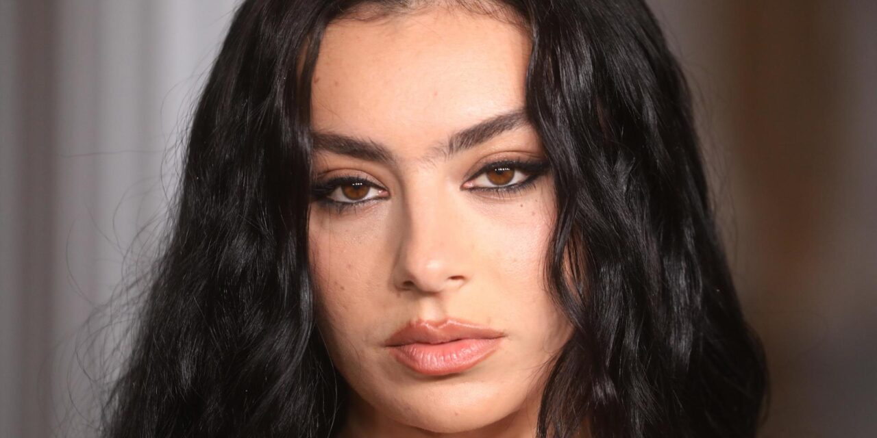 El cantante Charli XCX tomará la pantalla 'The Moment', una película basada en su vida