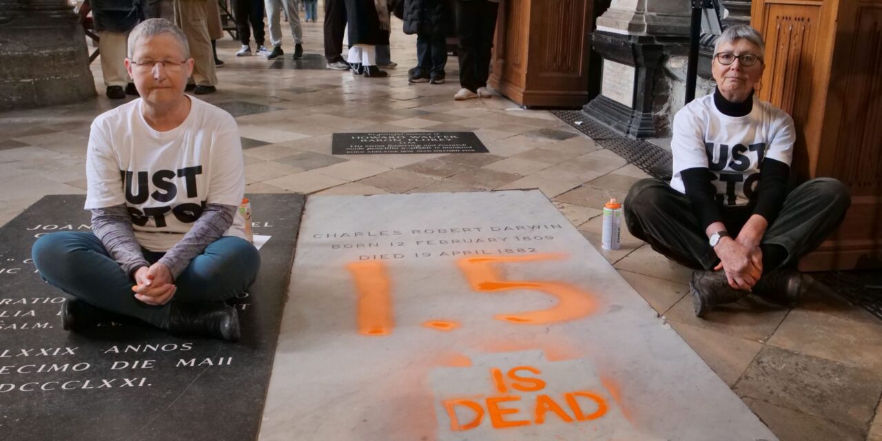 Activistas climáticos pintan la tumba de Charles Darwin en Londres