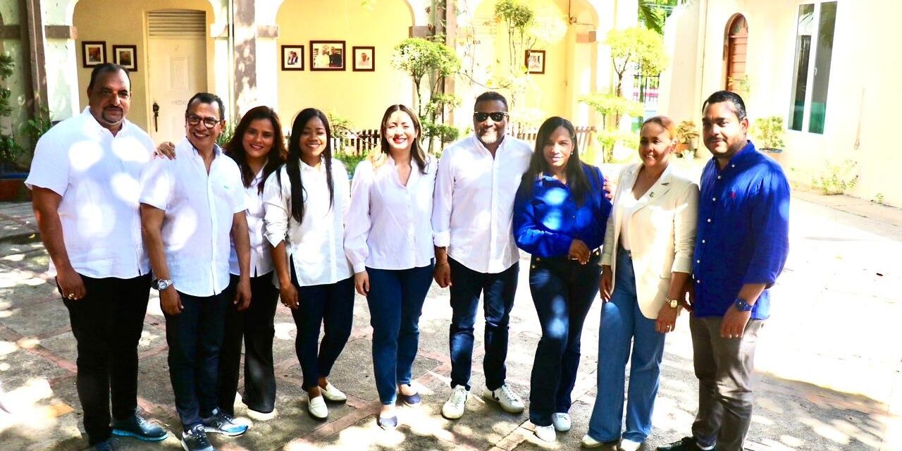Querubín Encarnación acompaña al director de Supérate Gloria Reyes durante una operación en Dajabón
