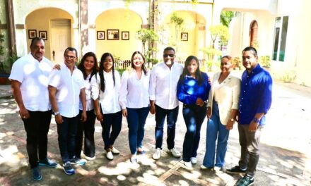Querubín Encarnación acompaña al director de Supérate Gloria Reyes durante una operación en Dajabón