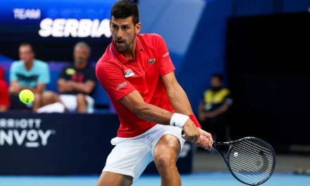 Novak Djokovic se queda solo en el Abierto de Australia tras el retiro de Rafael Nadal y Roger Federer
