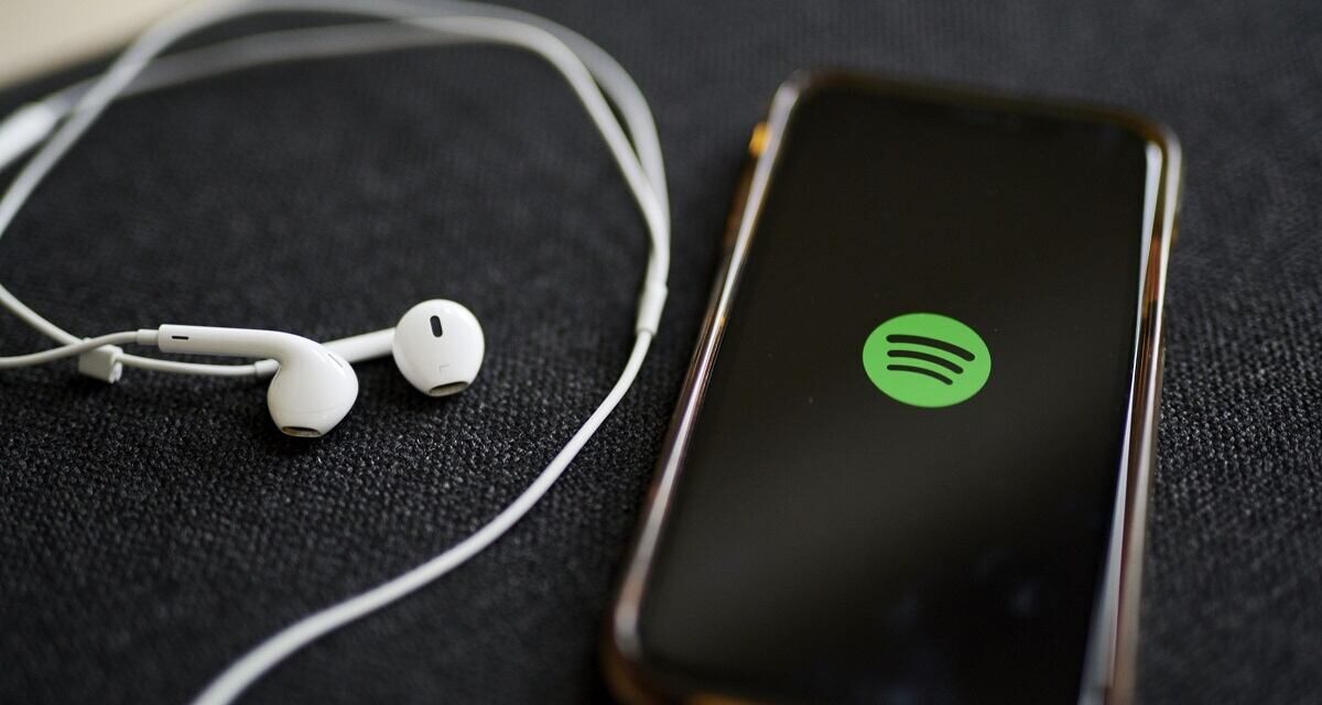 Encuentran contenido pornográfico en Spotify
