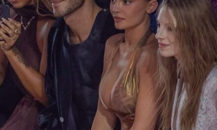 Tokischa y Kylie Jenner juntos en el desfile de Jean Paul Gaultier durante la Semana de la Moda en París 2025