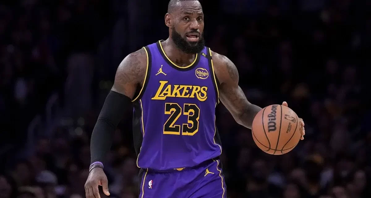 LeBron supera el récord de Jordan de juegos de 30 puntos