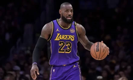 LeBron supera el récord de Jordan de juegos de 30 puntos