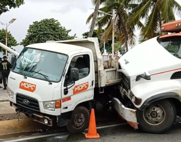 Accidente de tráfico en Malecón lesiona 10 empleados de obras públicas