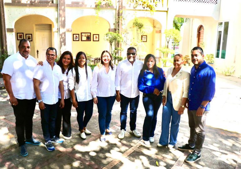 Ángel Encarnación acompaña al director de Supérate Gloria Reyes durante una operación en Dajabón