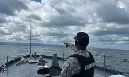 Armada dominicana rescata a 24 personas de embarcación volcada