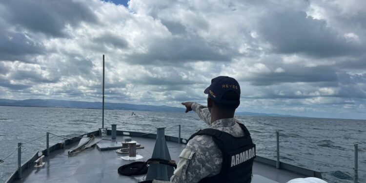 Armada dominicana rescata a 24 personas de embarcación volcada