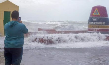 COE emite alerta por esforzado oleaje en costas dominicanas