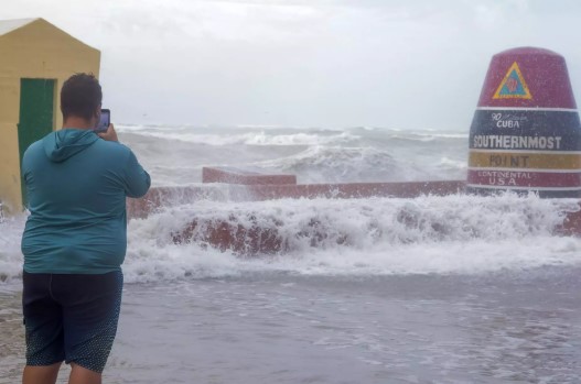 COE emite alerta por esforzado oleaje en costas dominicanas