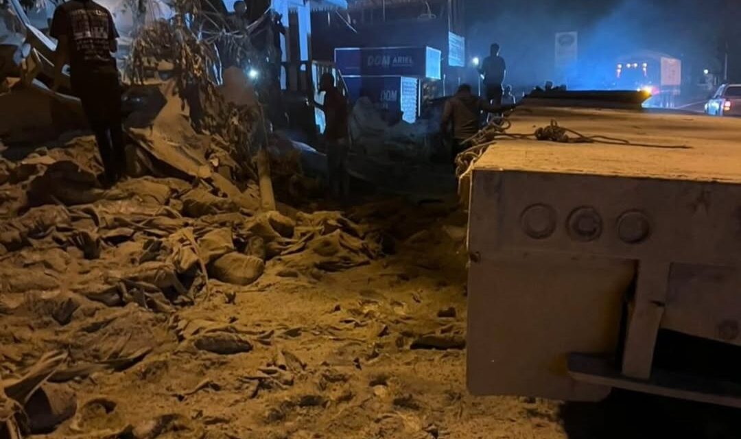 Camión pierde frenos y choca contra casa en Navarrete