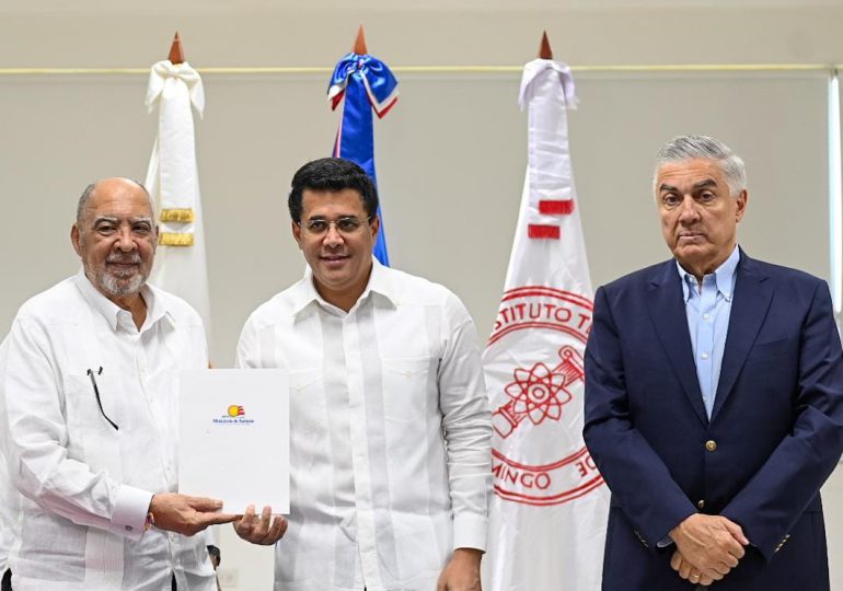 El ministro de turismo asigna $ 1 millón para la investigación de Sargassum en la República Dominicana