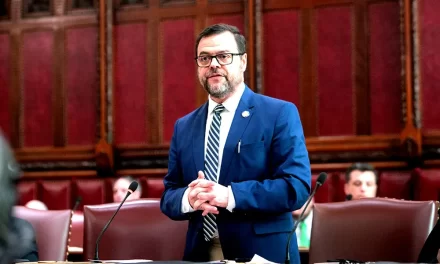 El senador de Nueva York, Luis Sepúlveda, condena las redadas de hielo y su impacto en las comunidades de inmigrantes