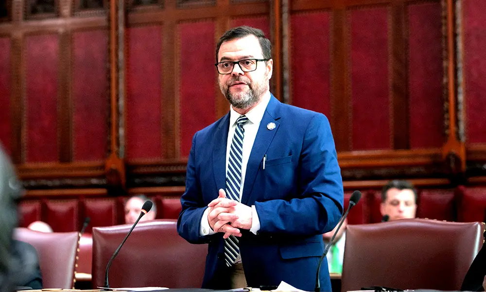 El senador de Nueva York, Luis Sepúlveda, condena las redadas de hielo y su impacto en las comunidades de inmigrantes