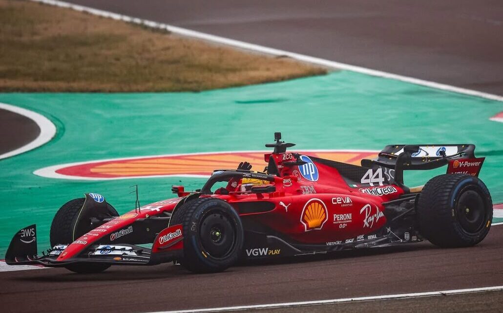 Lewis Hamilton besalamano a los tifosi al conducir un Ferrari F1 por primera vez