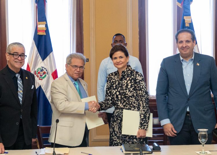 Gobierno dominicano anuncia aumento salarial del 25% para médicos