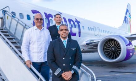 IDAC certifica a dos pilotos dominicanos para aviones Boeing Arajet