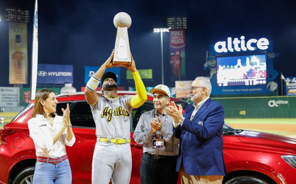 Aderlin Rodríguez recibe galardón de NVP