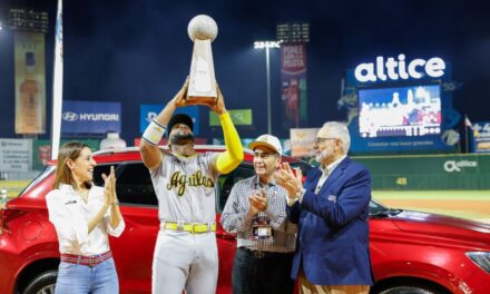 Aderlin Rodríguez recibe galardón de NVP