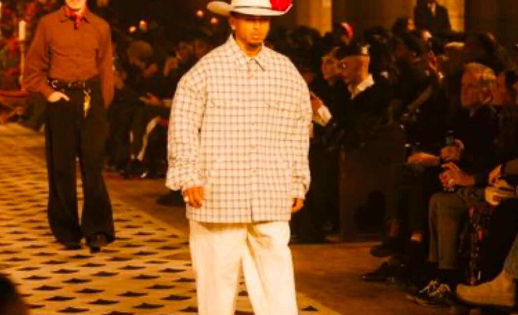Ozuna Parade en la pasarela de la Semana de la Moda de París con el diseñador Willy Chavarria