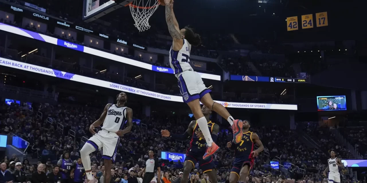 Malik Monk y Domantas Sabonis lideran a los Kings en su vencimiento delante Stephen Curry y los Warriors