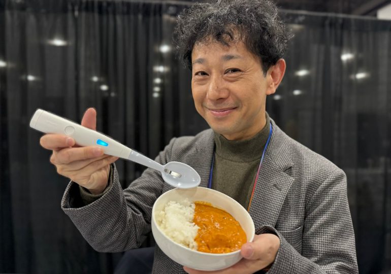 Los dispositivos más extraños presentados en CES 2025 incluyen cucharas eléctricas y televisores portátiles