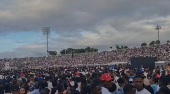 Miles de personas se reúnen para la 61ª Batalla de la Fe en el Estadio Olímpico