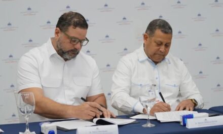 Nelson Núñez firma acuerdo para iniciar temporada de avistamiento de ballenas