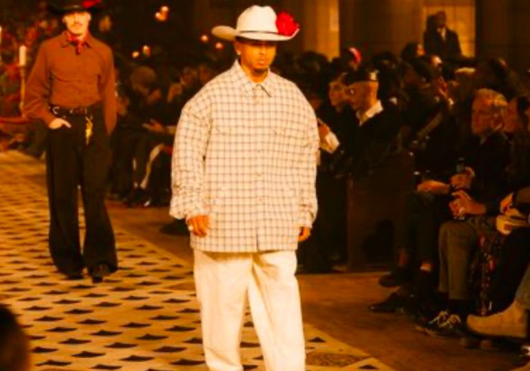 Ozuna Parade en la pasarela de la Semana de la Moda de París con el diseñador Willy Chavarria