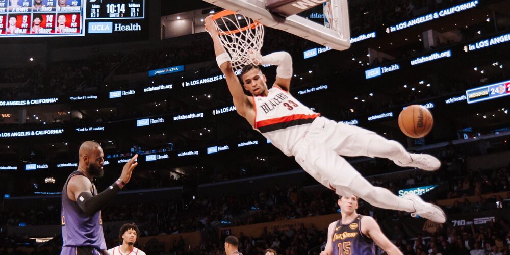Los Lakers vencen 114-106 a los Blazers con LeBron James