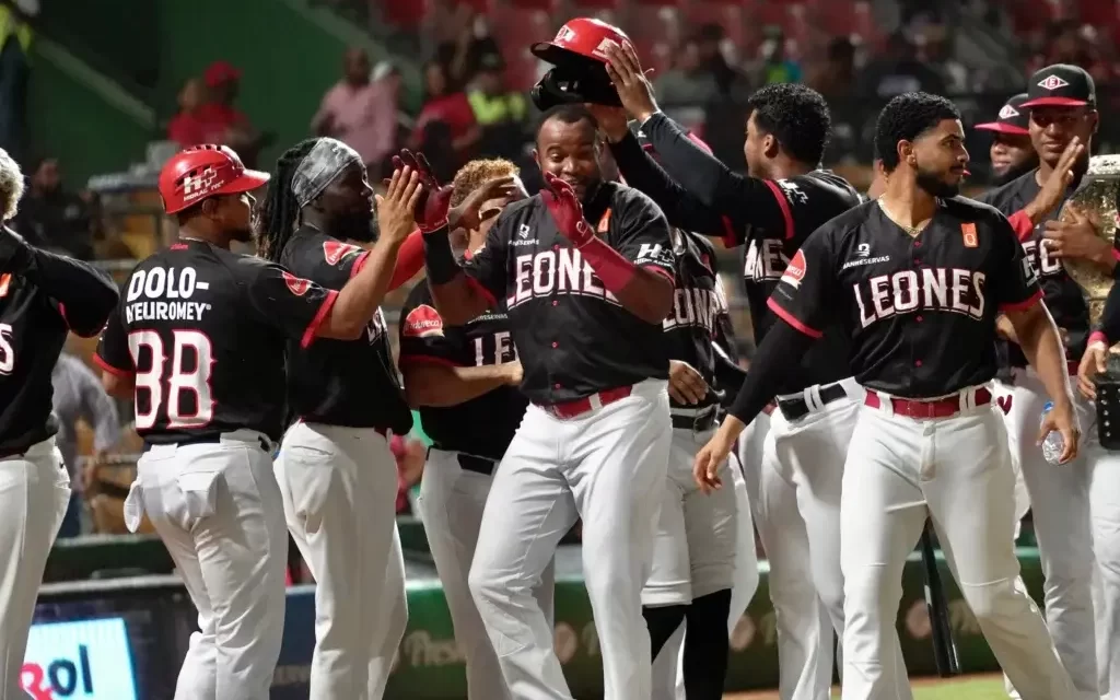 Leones del Escogido se alejan de Estrellas y se acercan a la final