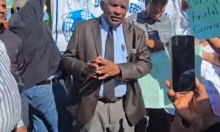 Vendedores ambulantes protestan por inminente desalojo en Carretera Duarte