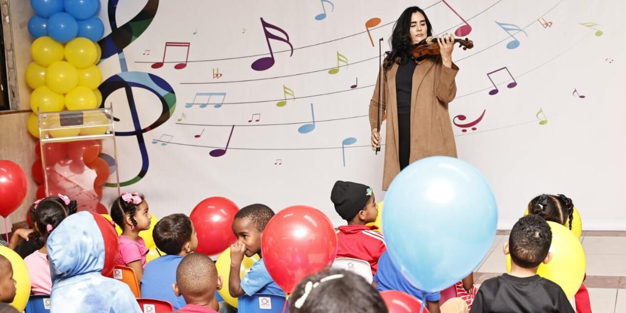 La violinista Aisha Syed lleva música y esperanza a los niños en Robert Reid Cabral