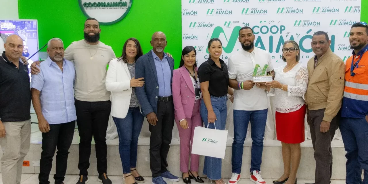 CoopMaimón reconoce a Teoscar Hernández por su trayectoria en Grandes Ligas