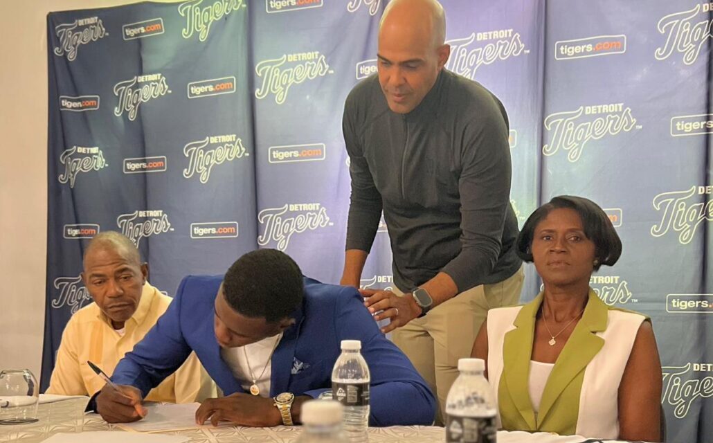 Donaire Dioris de los Santos firma con los Tigres de Detroit
