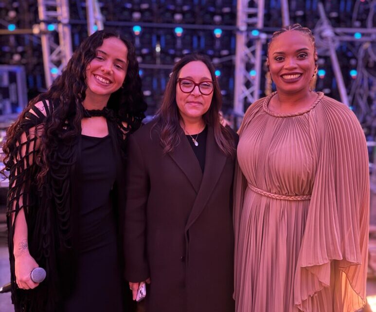 El talento dominicano dejó huellas en Fitur 2025; Nairoby Duarte cantó en RD Roots